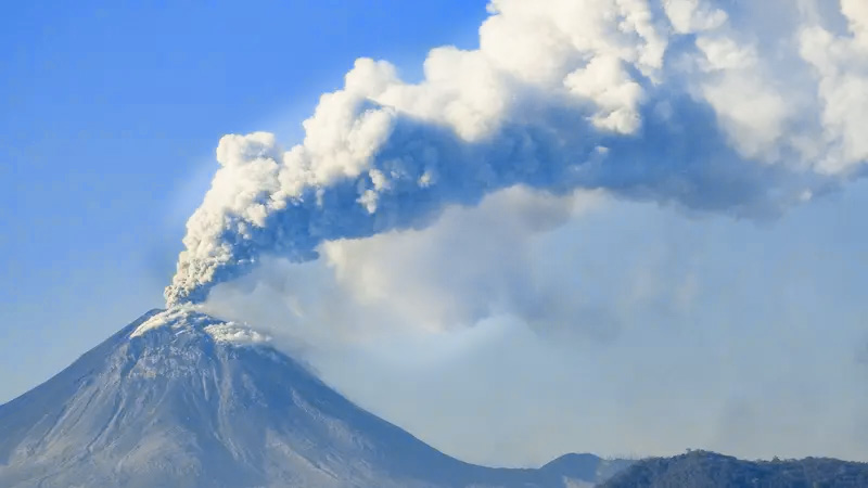 Gunung lewotobi erupsi